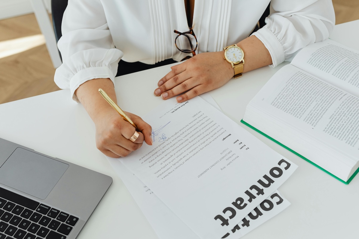 أبرز تحديات إدارة العقود التي تواجه الشركات السعودية: الريادة نحو المستقبل مع ساين إت