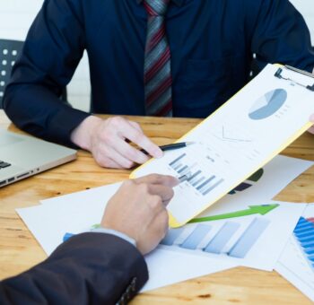 كيف تساعدك تقارير إدارة العقود في تحسين دورة الموافقات واتخاذ قرارات أفضل؟