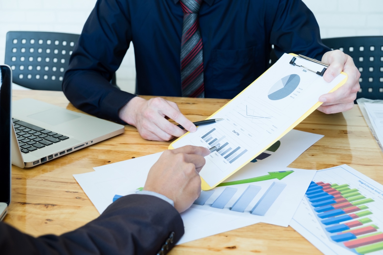 كيف تساعدك تقارير إدارة العقود في تحسين دورة الموافقات واتخاذ قرارات أفضل؟